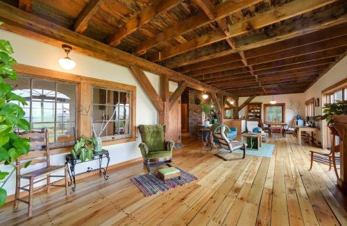 North Pownal House | Breathtaking Mtn Views: Stylish Rustic Retreat!