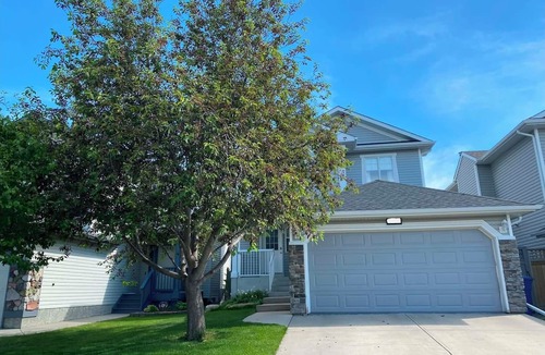 Airdrie House | Bright 2-Story 3BR Home w/Backyard Fire Pit Stay! Close to the Rocky Mountains