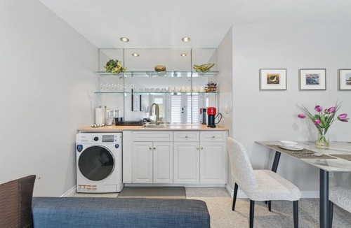 Dunbar Villa | Bright 2BR Lower Suite for 6, Vancouver, Near UBC, Beach & Downtown