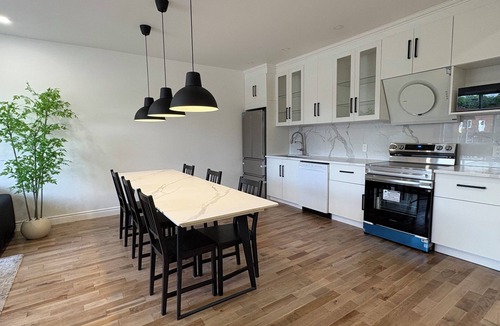 Cote-Des-Neiges—Notre-Dame-De-Grace Apartment | Bright 3BR Upper Duplex w/Patio – New Renovated