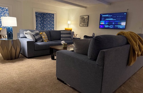 Rochester House | Bright 5-bedroom house with pool near Rochester