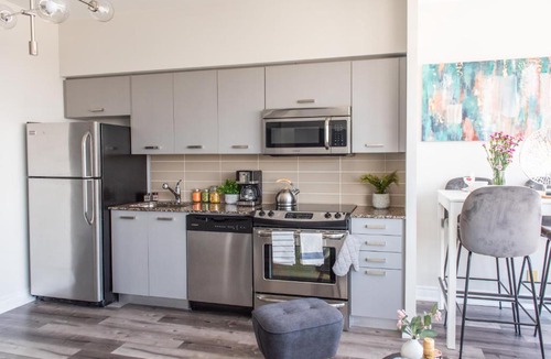 Bay Cloverhill Apartment | Bright & Beautiful Downtown Condo