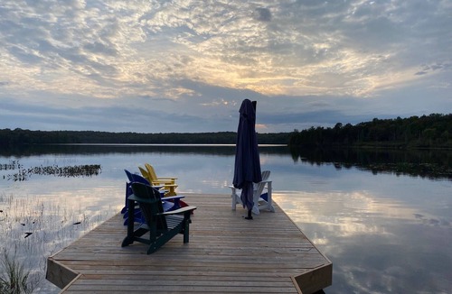 Perry Cottage | Bright, beautifully renovated lake-front cottage just north of Huntsville.