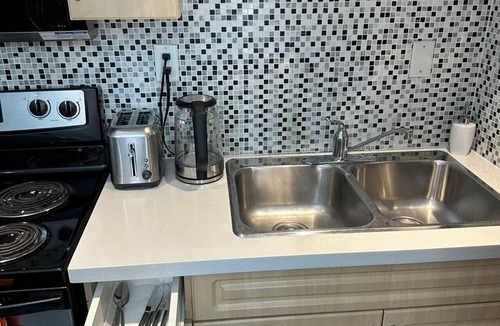 Vancouver South House | Bright & Cozy 1B1B-Near YVR/DT/Free Parking