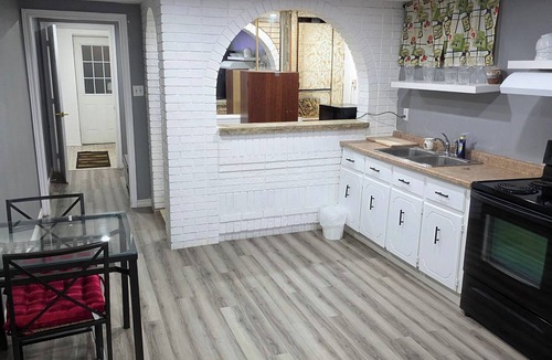 Brampton House | Bright & Cozy 2-Bedroom Main Floor Suite