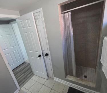 Brampton House | Bright Cozy 2-Bedroom Main Floor Suite