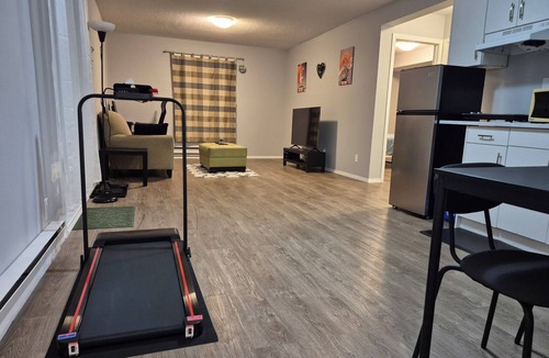 Winnipeg House | Bright & Cozy Getaway/Near Garden City Mall