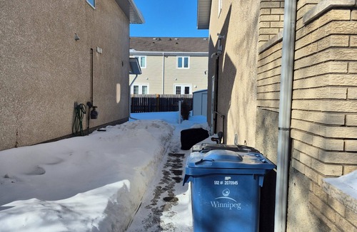 Winnipeg House | Bright & Cozy Getaway/Near Garden City Mall