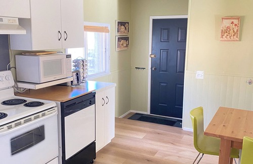 Windermere House | Bright Cozy Sinclair Cottage In Beautiful Windermere BC. Pickleball court.
