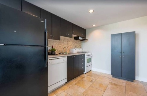 Downtown Vancouver Apartment | Bright Downtown Loft | City Views & Parking