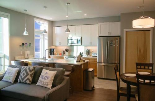 Whitehorse Apartment | Bright Modern Stylish Condo in heart of Downtown (Center)