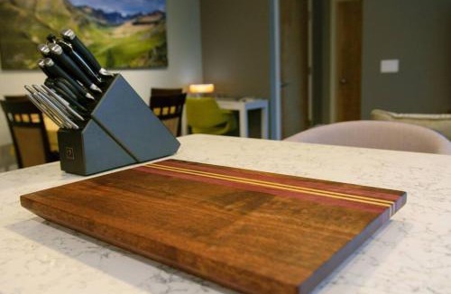 Whitehorse Apartment | Bright Modern Stylish Condo in heart of Downtown (Center)