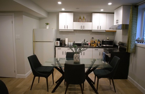 Mississauga Apartment | Bright Modern Walkout Basement Suite 8ft Ceilings