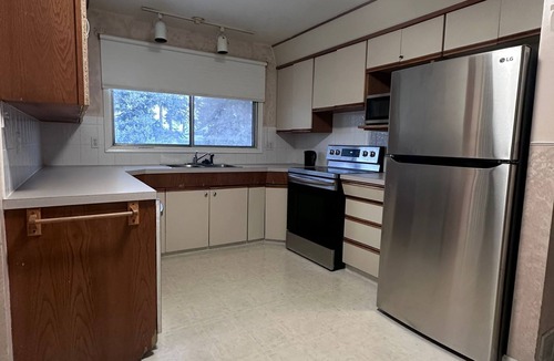 Jasper Place House | Bright Private Room in Safe Area – 10 Min Walk to Shops & Transit - Room No.2