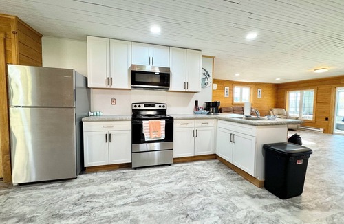 Hadley Cabin | Bring your boat and make wonderful memories at this beautiful lakefront cottage!