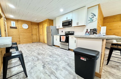 Hadley Cabin | Bring your boat and make wonderful memories at this beautiful lakefront cottage!