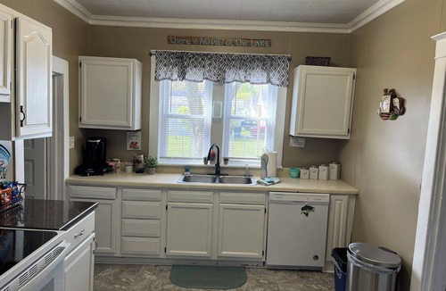 Port Clinton House | Buckeye Bungalow 2 Park-Beach-Bonfires Near everything & dog friendly