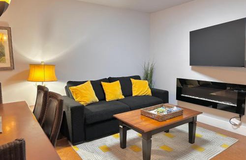 Canmore Apartment | C111 Canmore World Class Solara Resort - Hot tub, Pool, Gym, AirCon, Free Parking & Netflix