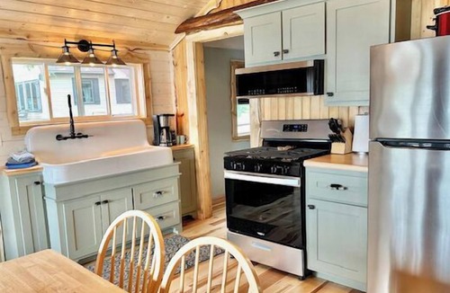 Au Train Cottage | Cabin on the beach with lakeviews and fireplace