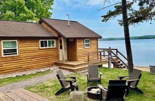 Au Train Cottage | Cabin on the beach with lakeviews and fireplace