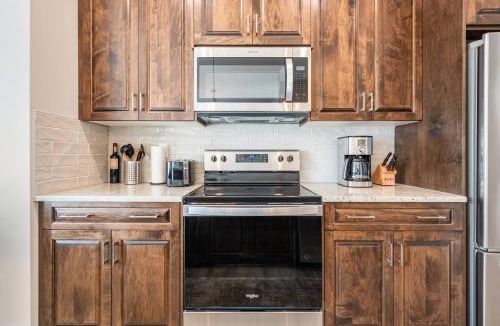 Northwest Calgary House | Calgary NW - AC, Garage, Backyard, Self Check-in, Professionally Cleaned