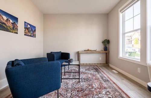 Northwest Calgary House | Calgary NW - AC, Garage, Backyard, Self Check-in, Professionally Cleaned