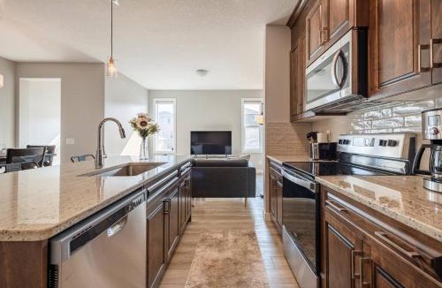 Northwest Calgary House | Calgary NW - AC, Garage, Backyard, Self Check-in, Professionally Cleaned