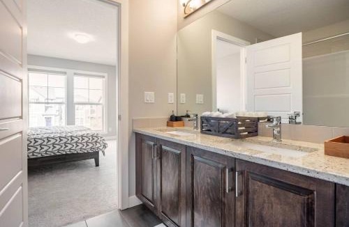 Northwest Calgary House | Calgary NW - AC, Garage, Backyard, Self Check-in, Professionally Cleaned