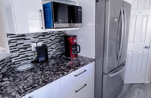 Arbour Lake House | Calgary- single room &private bathroom close LRT&free parking