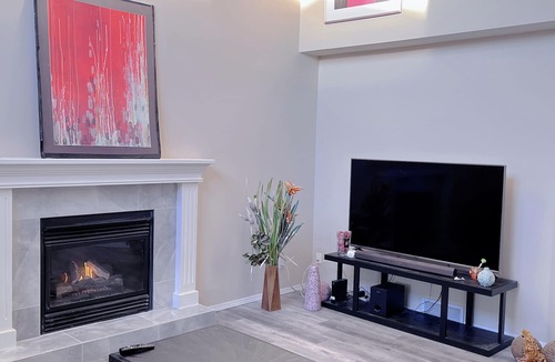 Arbour Lake House | Calgary- single room &private bathroom close LRT&free parking