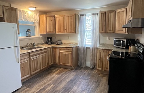 Oneonta Apartment | Calla Lily #1 - Oneonta Apartment close to downtown - 1 of 2 units