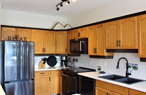 East Kootenay House | Canadian Rockies Retreat: Mountain Views 3 Decks A/C Gas Fireplace