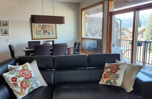 East Kootenay House | Canadian Rockies Retreat: Mountain Views 3 Decks A/C Gas Fireplace
