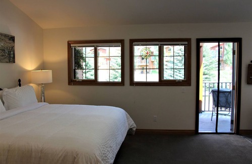 East Kootenay House | Canadian Rockies Retreat: Mountain Views 3 Decks A/C Gas Fireplace