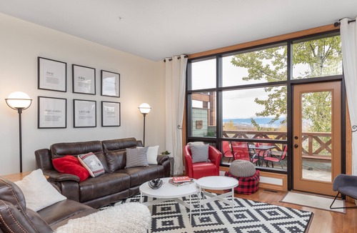 East Kootenay House | Canadiana Cabin 🇨🇦 | True Ski-In/Ski-Out w/Private Hot Tub ❤️
