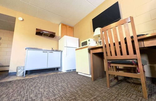Moose Jaw Hotel | Capone's Hideaway Motel