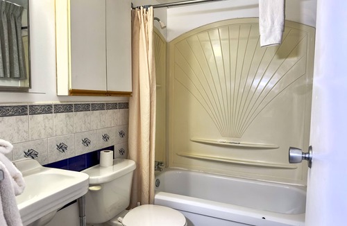 Moose Jaw Hotel | Capone's Hideaway Motel