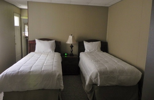 Hubbard Cabin | Carriage House Cabin sleeps 4 with 1 Bathroom
