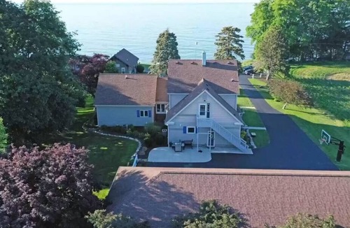 Huron House | Casa Mañana Lakefront 6 bedroom Upscale farmhouse.