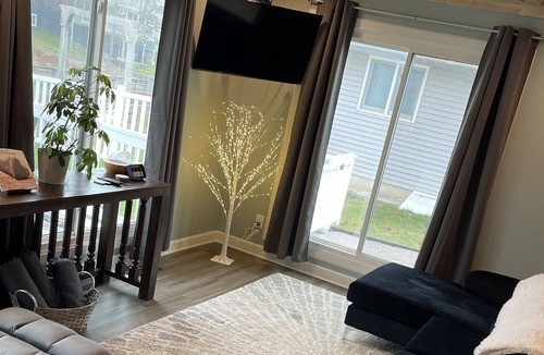 Pigeon Cottage | Caseville, MI (Sandpoint home walking distance to beach access & canal frontage)