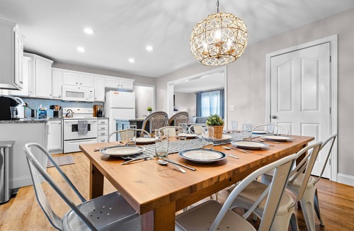 Huron House | Cedar Point/Kalahari/Sports Force/Hot tub/Firepit/EV/Pets/Beach/Fireplace/Park