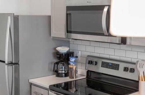 Hough Apartment | Central 2BR Near Clinic, CWRU & Museums
