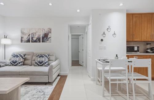 East Side Apartment | Central and Roomy Vancouver 2BR w Laundry and Parking