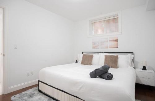 East Side Apartment | Central and Roomy Vancouver 2BR w Laundry and Parking