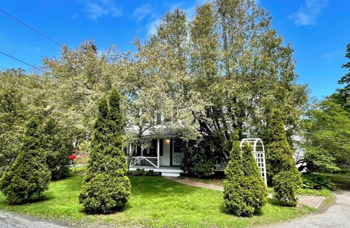 Bar Harbor Cottage | Central Bar Harbor. Family and pet friendly