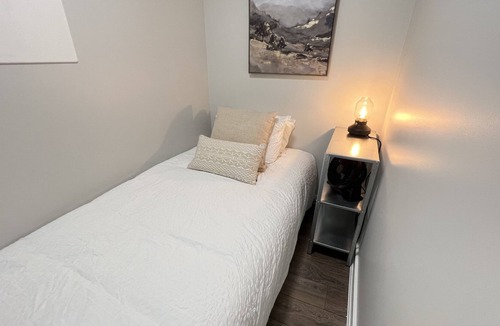 Crosstown Condo | Central Downtown: Bright, Modern 1.5br Condo, Sleeps 5 + Pool/AC/Gym