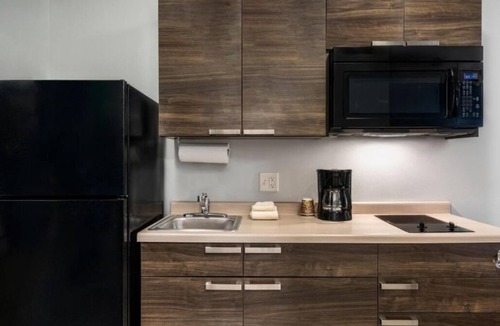 Marion Hotel | Central Marion Stay w/Fully Equipped Kitchen Near McMahan Blvd