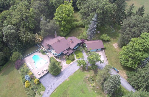 Hubbard Ski Chalet | Chalet 10,000 Sq Ft Mansion, sheeps 12, with 4 bathrooms