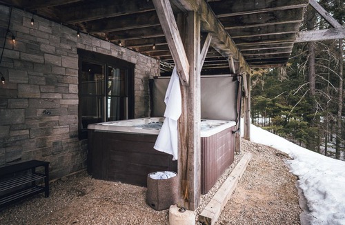 Lac Superieur Village Ski Chalet | Chalet Le Luxueux with spa - Mont-Tremblant region