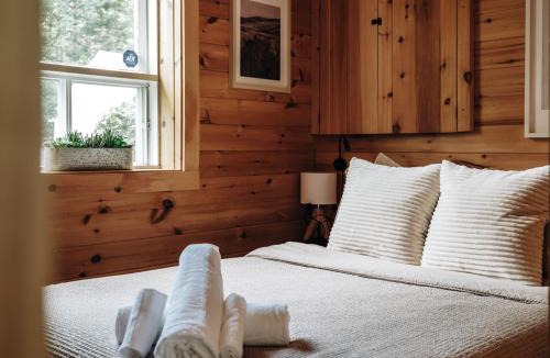 Labelle Ski Chalet | Chalet rustique, Lac paisible, Canot, Famille